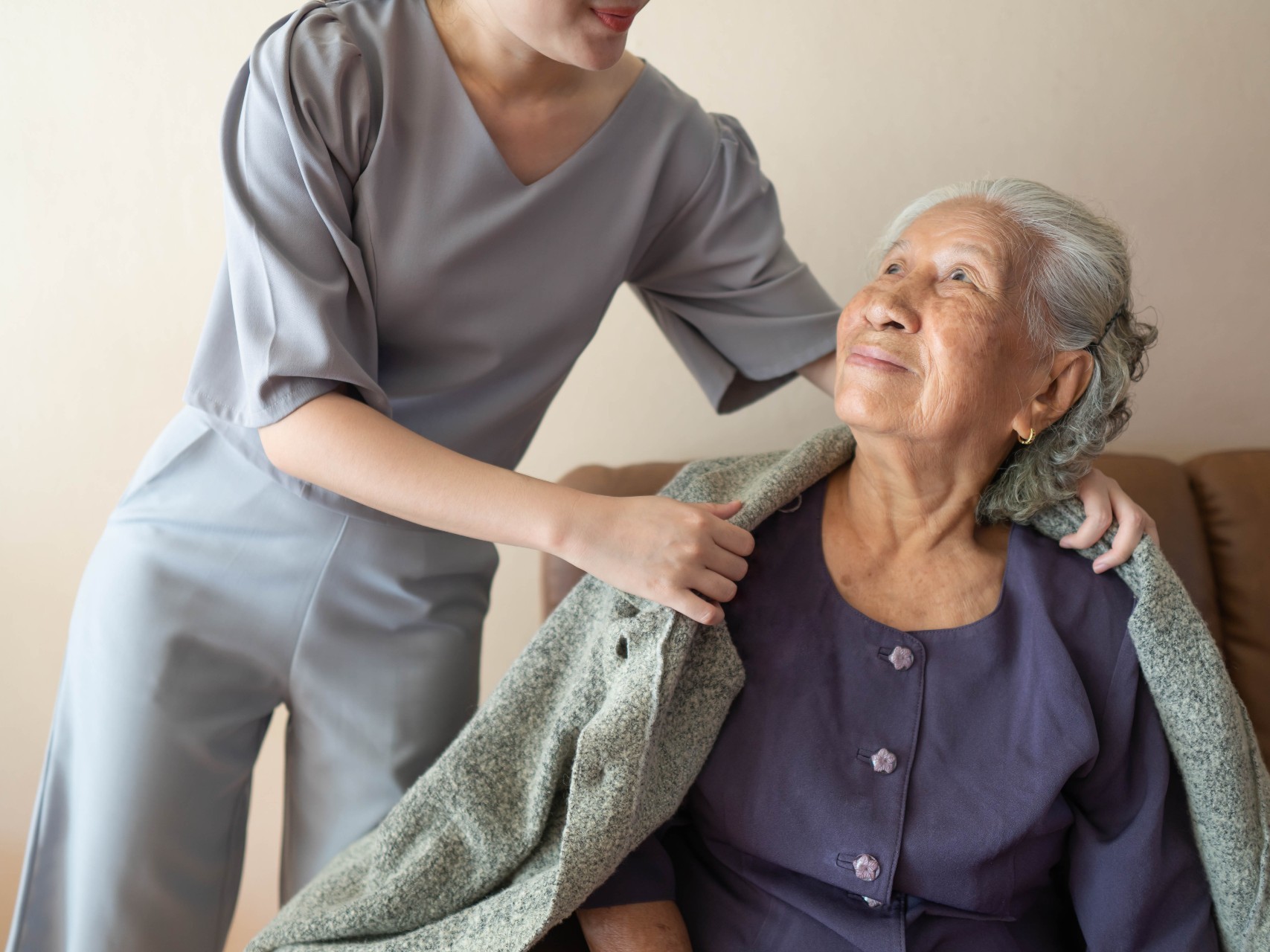 Older woman receiving palliative care.