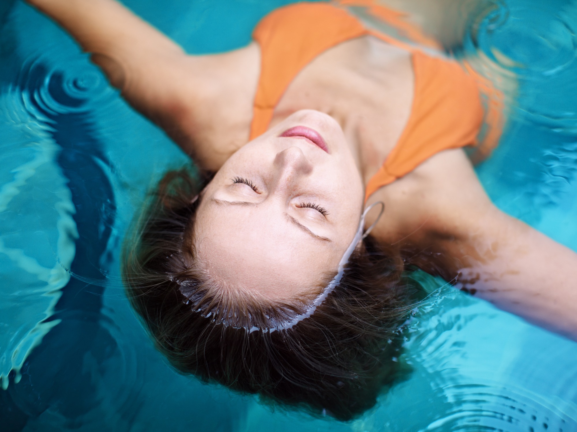 Feeling weightless in immersion therapy